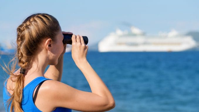 fernglas-ratgeber-kreuzfahrt-frau-beobachtet-das meer