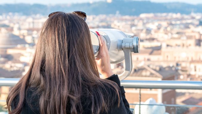 fernglas-ratgeber-sightseeing-blick-auf-stadt
