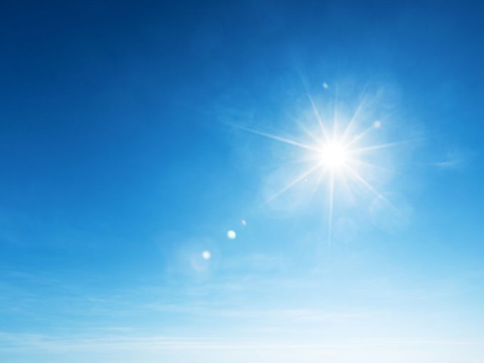 Ein sonniger, wolkenfreier Himmel.