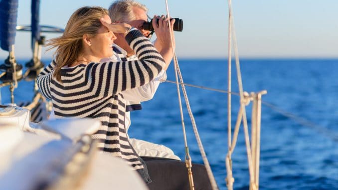 fernglas-ratgeber-wasserdichtigkeit-personen-auf-boot
